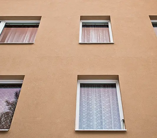 Hezký, nový, teplý kabát panelového domu