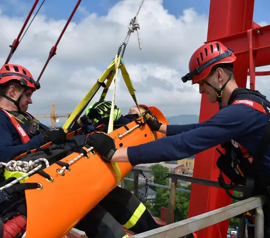 Hasiči – lezci cvičili v centru Liberce, zachraňovali pracovníka jeřábu a spouštěli břemeno