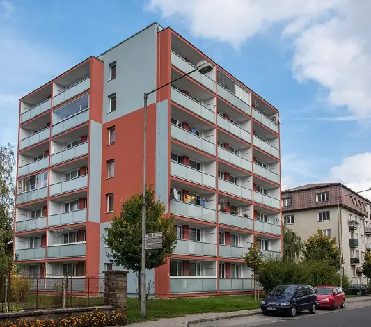 I zateplenou fasádu je třeba (a je možné) renovovat