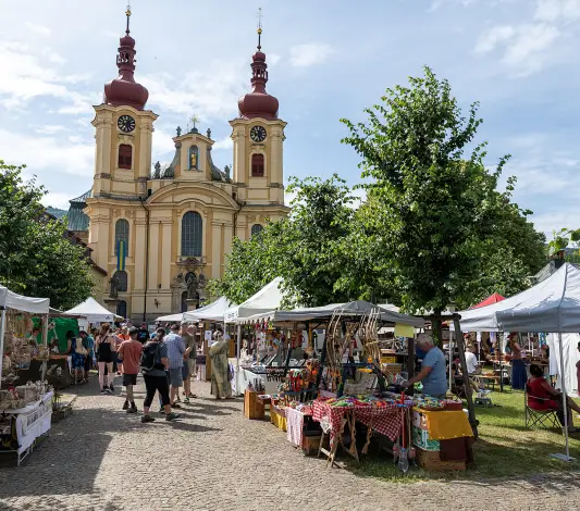 Slavnost v Hejnicích: První absolventi, ocenění architektury i odhalený pamětní kámen