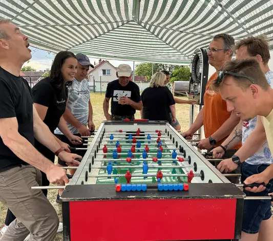 Letní grilovačka. Práce nám jde od ruky, ale odpočinek taky umíme!